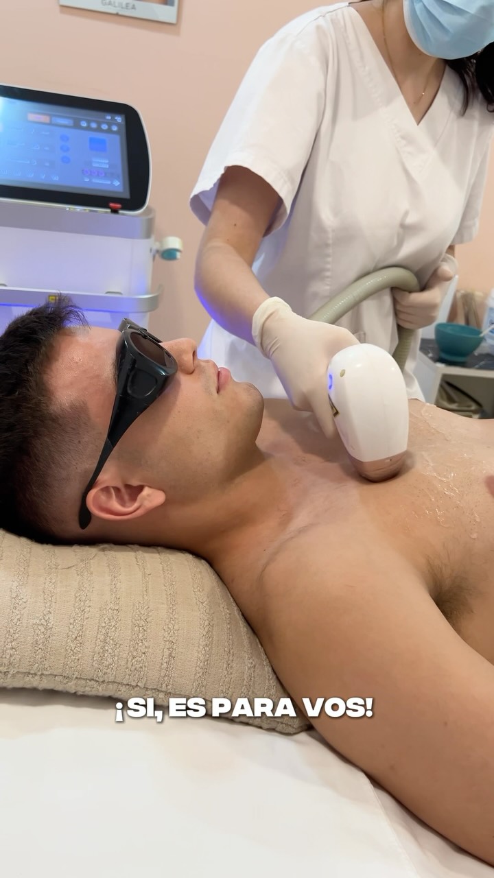 Sesión de depilación láser de pecho a un hombre con anteojos de protección, en la cabina de Galilea